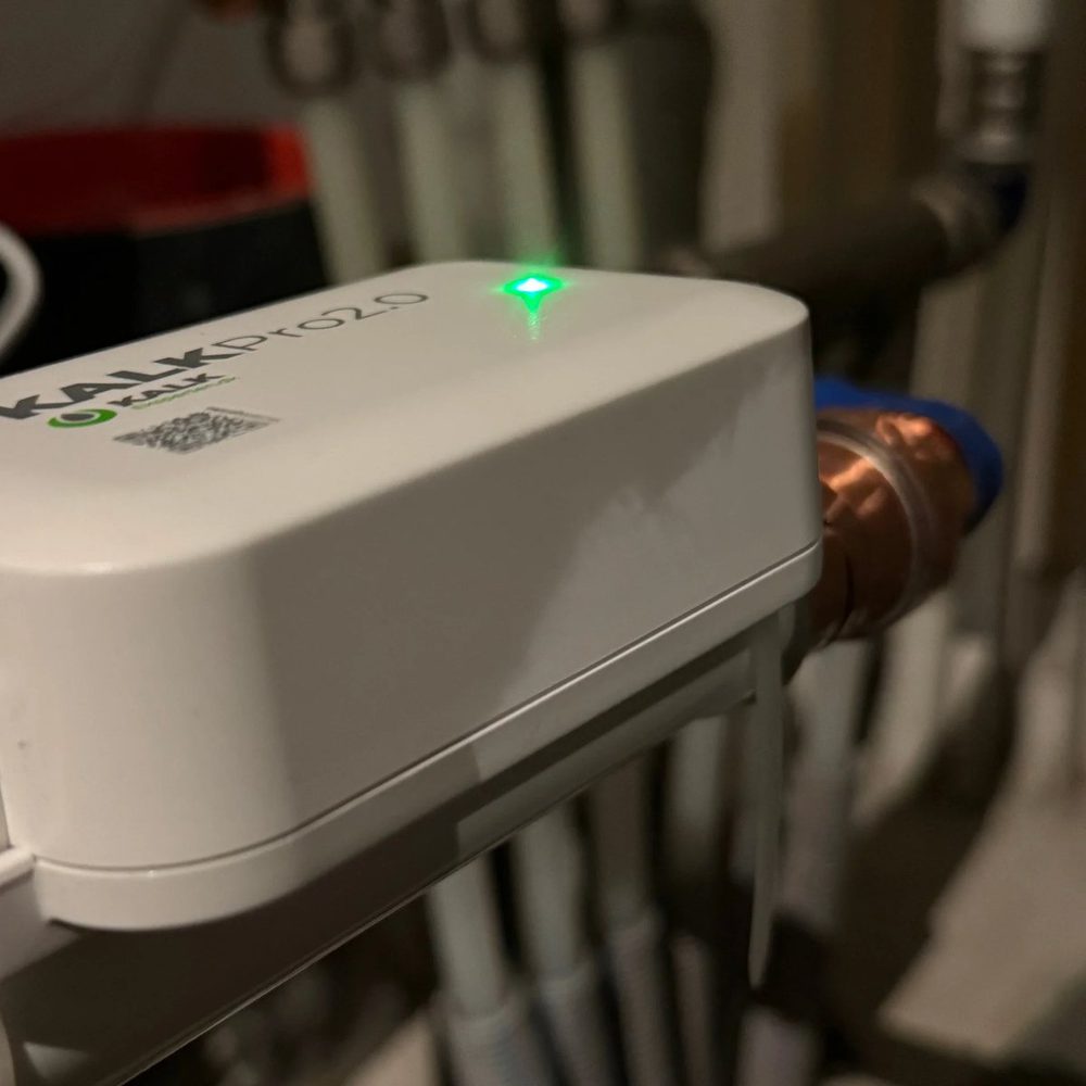 KalkPro 2.0 monteret på et rør, med en grøn lampe, der lyser