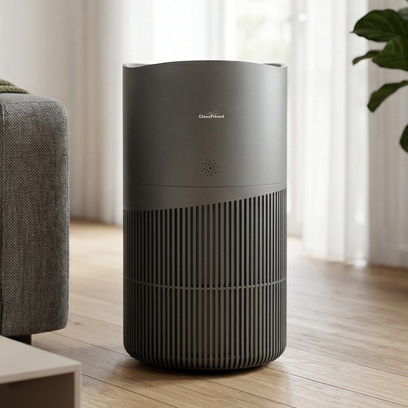CleanFriend AirFlow70 PRO på et trægulv i en stue ved siden af en sofa